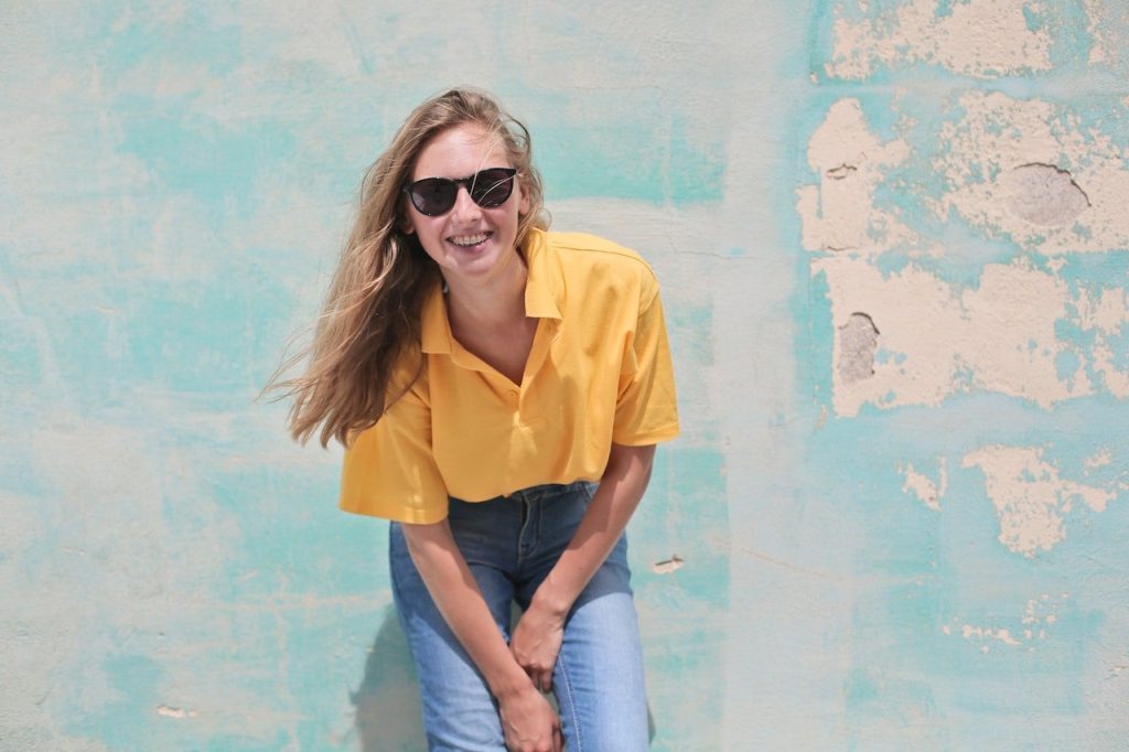 Vrouw met geel shirt, shirtjesdag